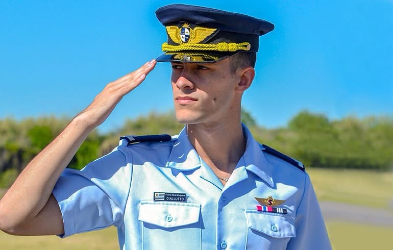 El Alférez (Navegante) Licenciado palomense Diego Diallutto destacado en la FAU