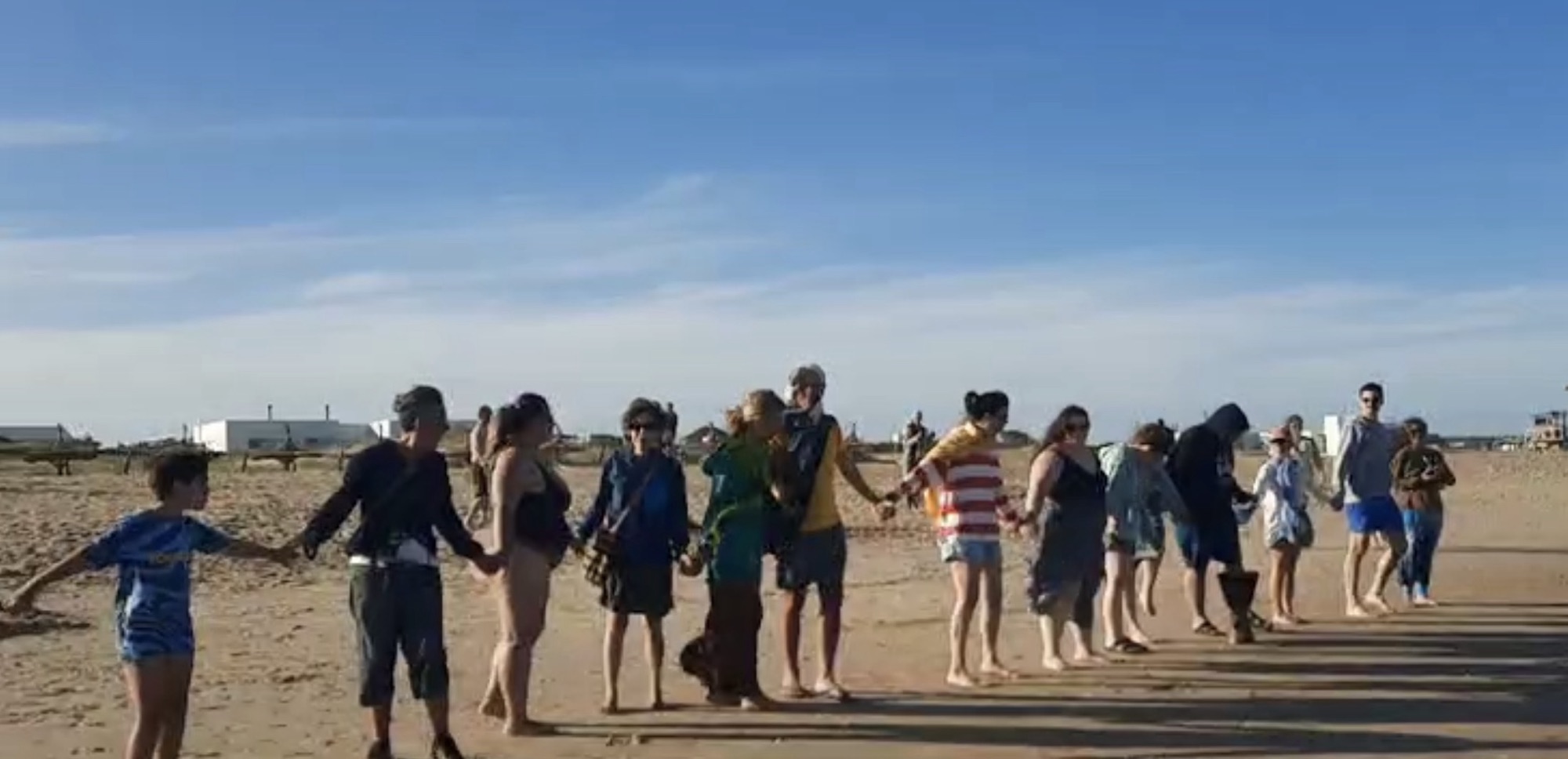 Mar libre de petroleras: Movilización en la costa de Rocha incluyó un cadena humana