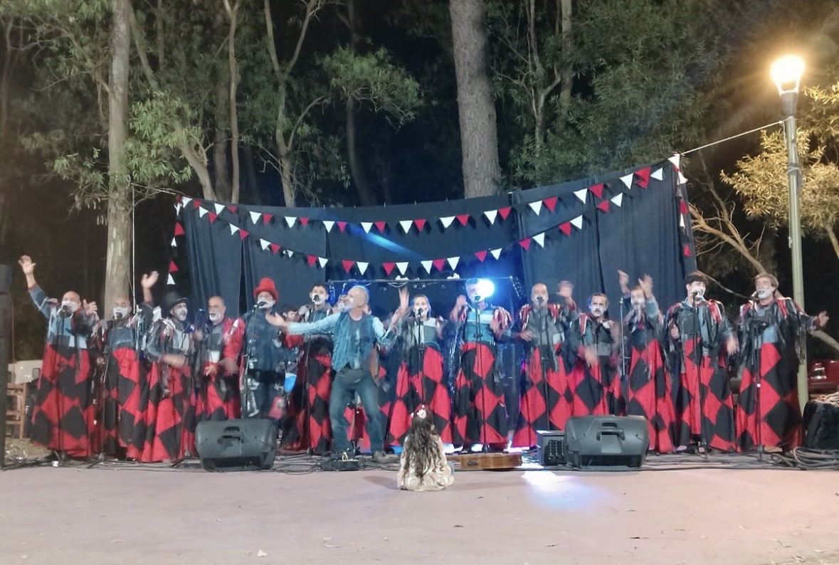 Hoy el tablado de carnaval llega a Arachania