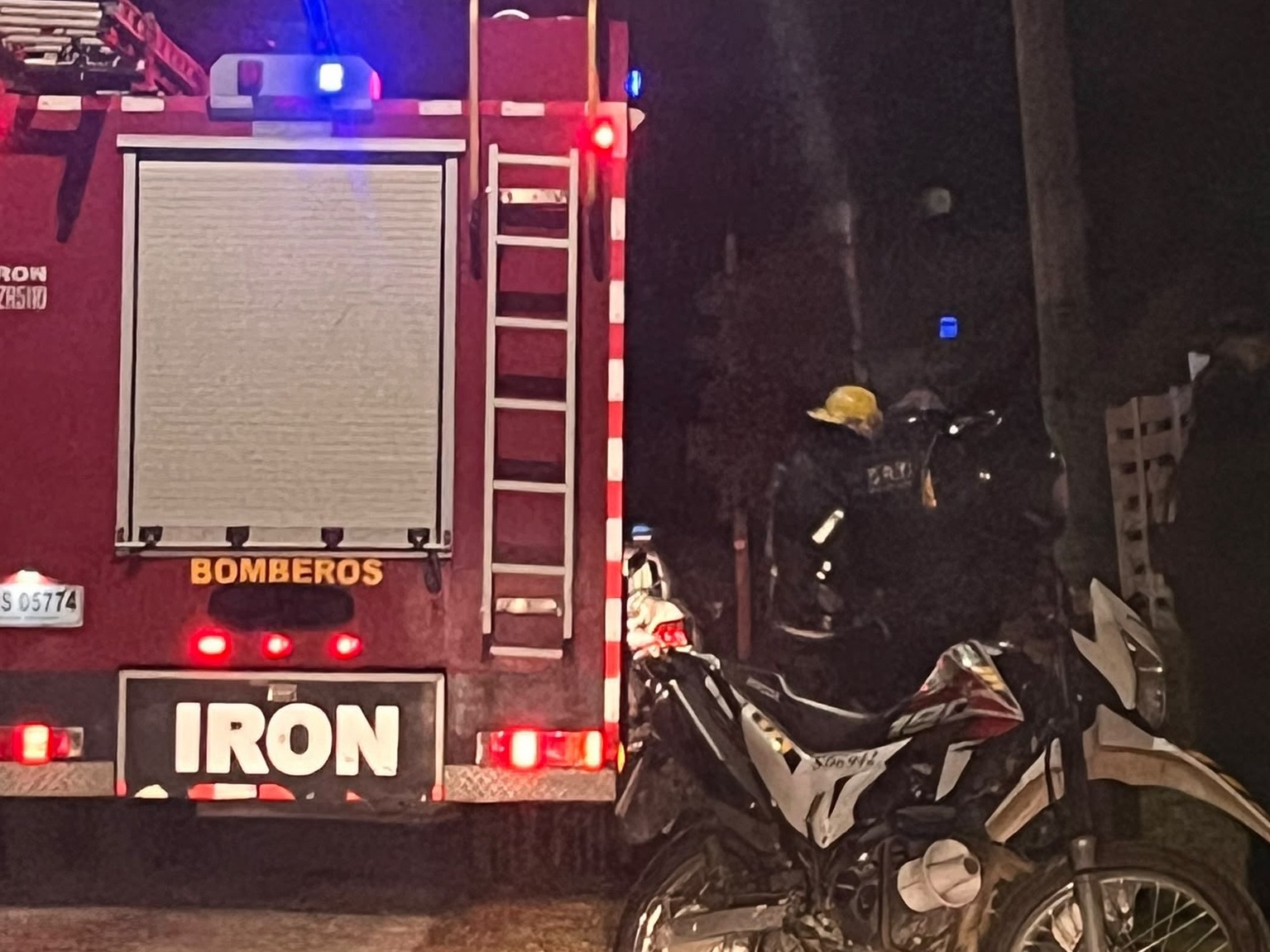 Bomberos controlaron incendio en el ducto de una chimenea en Costa Azul