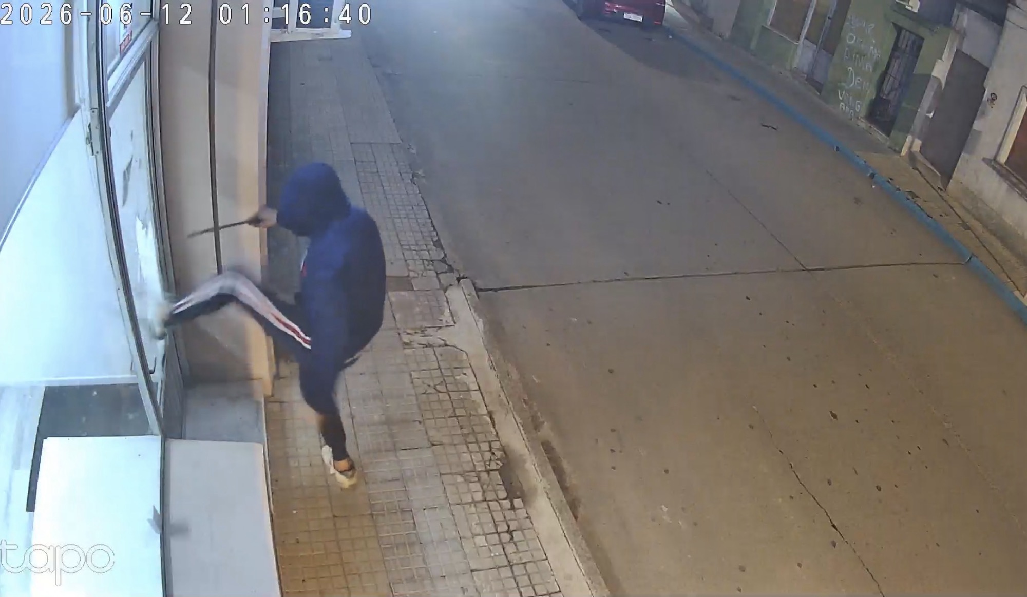 Destrozó una vidriera con un machete y robó en un local comercial de Rocha