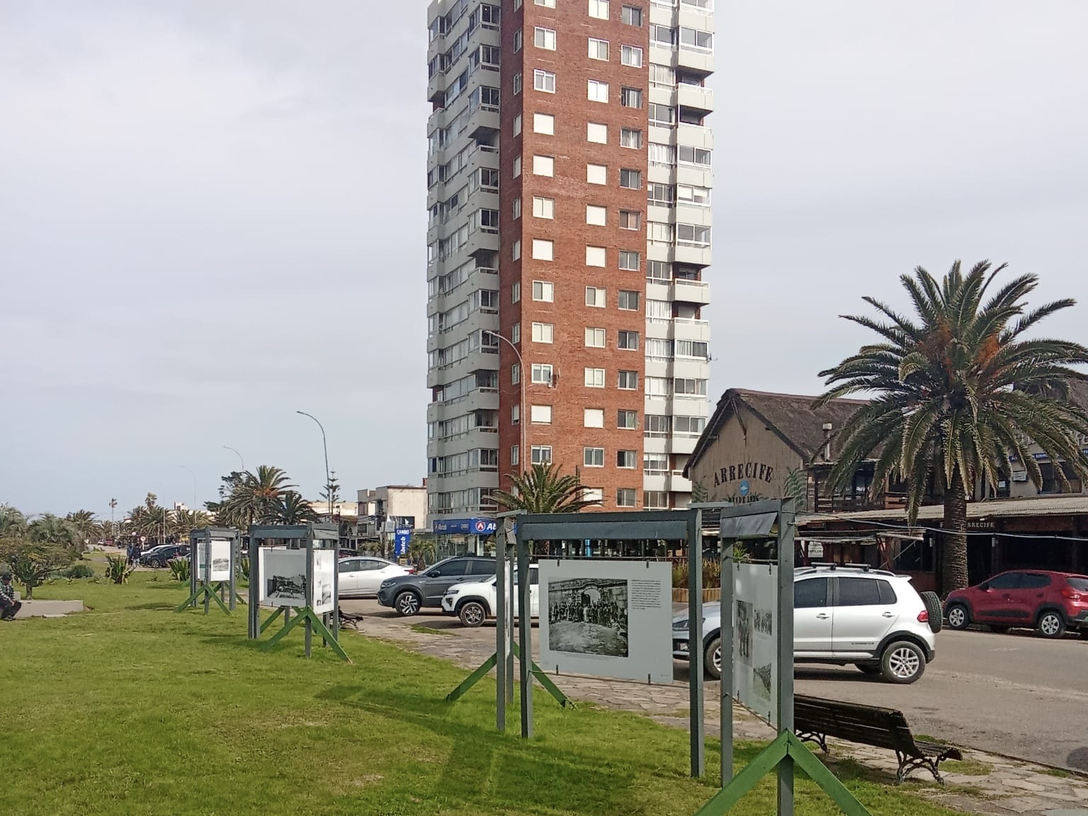 La Paloma: Se instaló la última muestra en la fotogalería de Avenida Solari