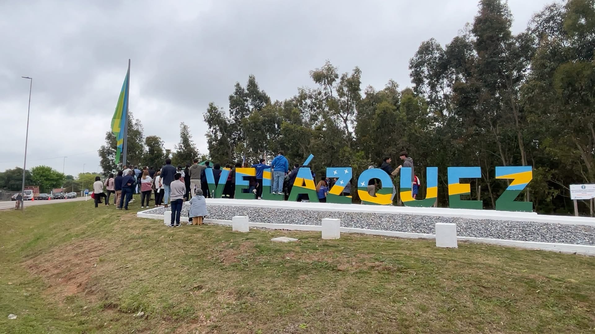 Se instaló la bandera gigante de Velázquez